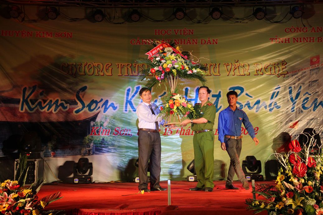 Huyện ủy UBND huyện Kim Sơn tỉnh Ninh Bình tặng hoa cho đồng chí thiếu tướng GS.TS Nguyễn Xuân Yêm giám đốc Học viện CSND
